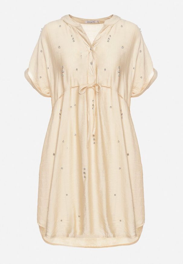 Born2be - Beżowa Pudełkowa Sukienka ze Ściągaczem w Talii Zdobiona Cyrkoniami Pilefia. Typ kołnierza: dekolt w kształcie V. Kolor: beżowy. Długość rękawa: krótki rękaw. Wzór: aplikacja. Styl: elegancki