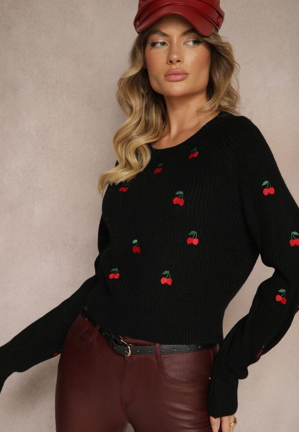 Renee - Czarny Sweter z Wiskozą i Haftowanymi Wisienkami Vaioria. Okazja: na co dzień. Kolor: czarny. Materiał: wiskoza. Wzór: haft. Styl: elegancki, casual