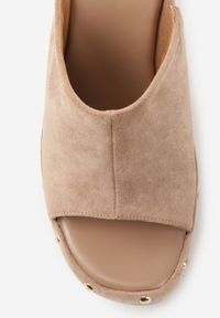 Born2be - Ciemnobeżowe Klapki Drewniaki z Imitacji Zamszu na Koturnie Zdobione Nitami Edraele. Okazja: na co dzień. Kolor: beżowy. Materiał: zamsz. Wzór: aplikacja. Obcas: na koturnie. Styl: boho, casual, klasyczny, elegancki #9