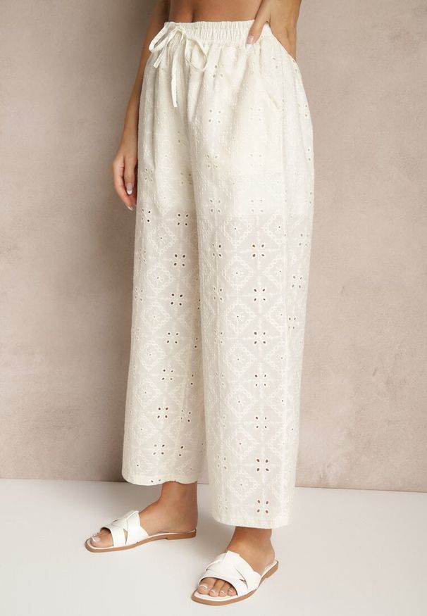 Renee - Jasnobeżowe Spodnie High Waist z Bawełnianej Tkaniny Zdobionej Haftem Mevirona. Okazja: na co dzień. Stan: podwyższony. Kolor: beżowy. Materiał: bawełna, tkanina. Wzór: aplikacja, haft. Styl: elegancki, casual