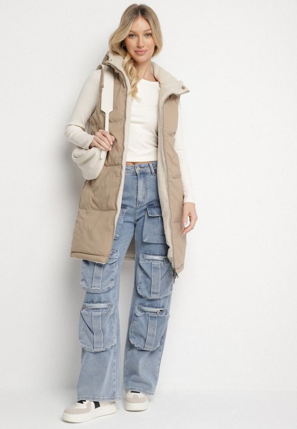 Born2be - Ciemnobeżowa Pikowana Kamizelka Dwustronna z Futerkiem Typu Baranek i Kapturem Lertiala. Okazja: na co dzień. Kolor: beżowy. Materiał: futro. Wzór: aplikacja. Styl: klasyczny, casual, elegancki