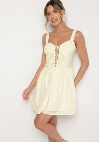 Born2be - Żółta Bawełniana Sukienka Vices w Rustykalnym Stylu z Wiązaniem Fenavira. Okazja: na co dzień. Kolor: żółty. Materiał: bawełna. Długość rękawa: na ramiączkach. Wzór: aplikacja. Styl: casual #1