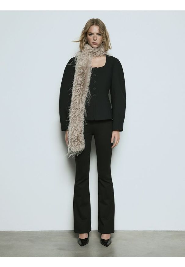 Reserved - Taliowana marynarka - czarny. Kolor: czarny. Materiał: wiskoza, tkanina. Wzór: gładki