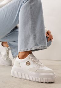 Born2be - Białe Sneakersy VICES na Żłobionej Podeszwie Zdobione Elegancką Aplikacją Lunatea. Okazja: na co dzień. Kolor: biały. Materiał: jeans. Wzór: aplikacja #1