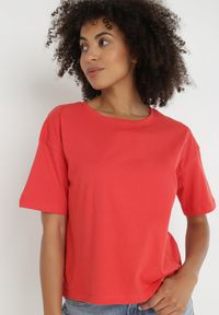 Born2be - Czerwony T-shirt Evales. Okazja: na co dzień. Kolor: czerwony. Materiał: bawełna. Długość rękawa: krótki rękaw. Długość: krótkie. Wzór: jednolity. Styl: casual #6