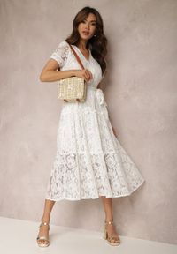 Renee - Biała Sukienka Caneope. Kolor: biały. Materiał: tkanina, koronka, materiał. Długość rękawa: krótki rękaw. Typ sukienki: kopertowe. Długość: midi