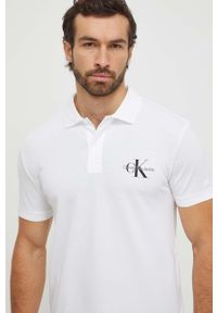 Calvin Klein Jeans polo męski kolor biały z nadrukiem. Typ kołnierza: polo. Kolor: biały. Materiał: dzianina. Długość: krótkie. Wzór: nadruk