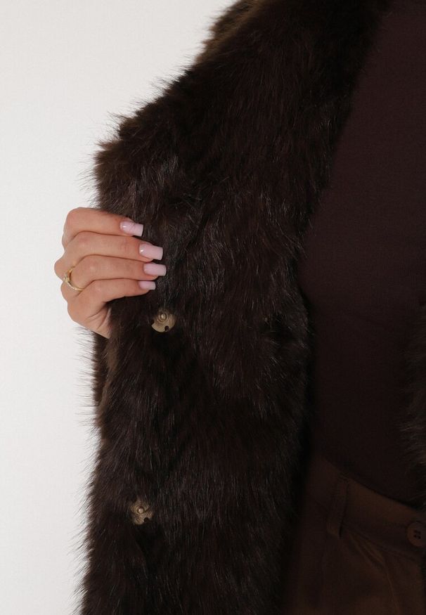 Born2be - Brązowa Futrzana Kurtka z Cieniowanym Wzorem Monizavia. Okazja: na co dzień. Kolor: brązowy. Materiał: futro. Styl: casual, klasyczny