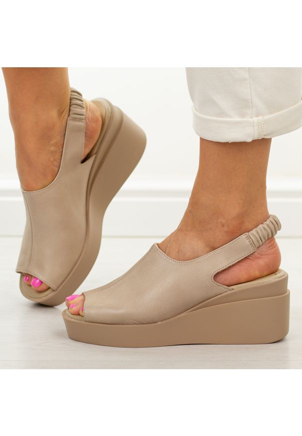 Beżowe skórzane sandały damskie T.Sokolski 407. Okazja: na co dzień, na spacer. Zapięcie: pasek. Kolor: beżowy. Materiał: skóra. Sezon: wiosna, lato. Obcas: na koturnie. Styl: casual, elegancki