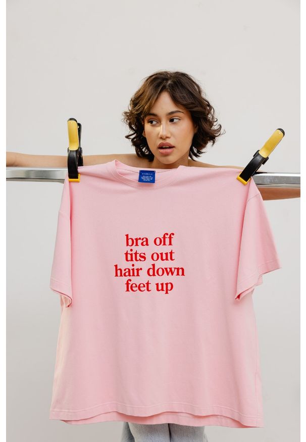 Marsala - T-shirt z NADRUKIEM w kolorze PINK - EAZY - BRA OFF. Typ kołnierza: kołnierzyk włoski. Materiał: bawełna, elastan. Wzór: nadruk. Styl: klasyczny
