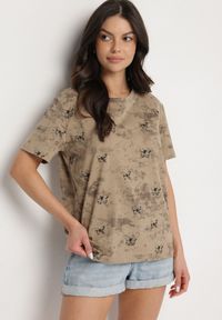 Born2be - Ciemnobeżowy T-shirt Bawełniany w Print w Motylki Tenorea. Kolor: beżowy. Materiał: bawełna. Wzór: nadruk. Styl: klasyczny