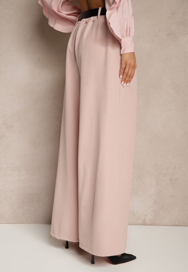 Renee - Różowe Eleganckie Szerokie Spodnie Garniturowe z Wiskozą Ozdobione Paskiem Ravinae. Kolor: różowy. Materiał: wiskoza. Wzór: aplikacja. Sezon: lato. Styl: elegancki