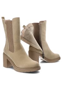 Beżowe Botki Marco Tozzi Ocieplane Buty Damskie. Okazja: do pracy. Zapięcie: zamek. Kolor: beżowy. Materiał: nubuk, guma, futro, syntetyk, skóra ekologiczna. Sezon: zima, jesień. Obcas: na obcasie. Styl: elegancki. Wysokość obcasa: średni #6