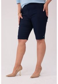 Nasi partnerzy - Komfortowe czarne spodnie bermudy PLUS SIZE XXL OVERSIZE. Kolekcja: plus size. Kolor: czarny. Materiał: tkanina, poliester, elastan, wiskoza, włókno. Długość: krótkie