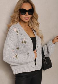 Renee - Szary Kardigan w Kwiatowe Aplikacje z Zapięciem na Elegancką Agrafkę Patista. Okazja: na co dzień, do pracy. Kolor: szary. Materiał: bawełna. Wzór: aplikacja, kwiaty. Styl: elegancki #5