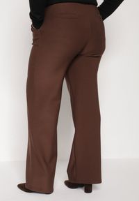 Born2be - Brązowe Spodnie z Bawełną o Szerokim Kroju z Wysokim Stanem Danniva. Okazja: do pracy, na co dzień, na spotkanie biznesowe. Stan: podwyższony. Kolekcja: plus size. Kolor: brązowy. Materiał: bawełna. Sezon: jesień. Styl: klasyczny, casual, elegancki, biznesowy #5