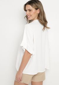 Born2be - Biała Bluzka Ozdobiona Wiązaniem i Falbanami Fademina. Okazja: na co dzień. Kolor: biały. Materiał: jeans. Wzór: aplikacja. Styl: klasyczny, casual #4