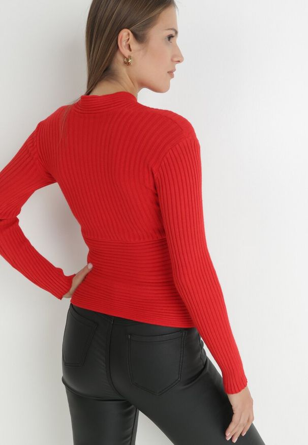 Born2be - Czerwony Sweter Kopertowy z Prążkowanej Dzianiny Zaki. Okazja: na co dzień. Kolor: czerwony. Materiał: dzianina, prążkowany. Długość rękawa: długi rękaw. Długość: długie. Styl: casual, rockowy, elegancki