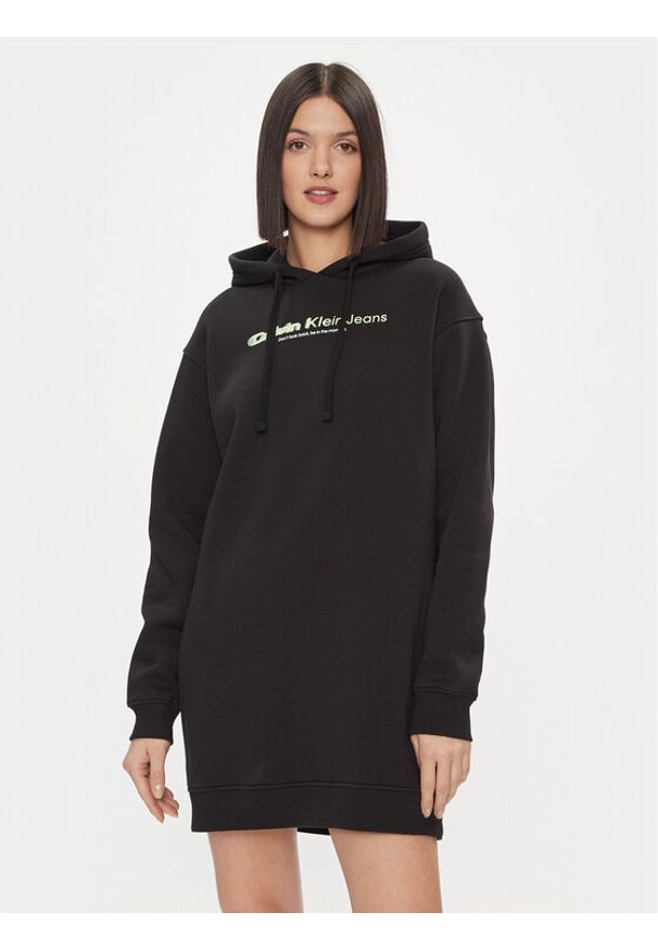 Calvin Klein Jeans Sukienka codzienna Double Ck Hoodie Dress J20J223257 Czarny Oversize. Okazja: na co dzień. Kolor: czarny. Materiał: syntetyk, bawełna. Typ sukienki: oversize, proste. Styl: casual
