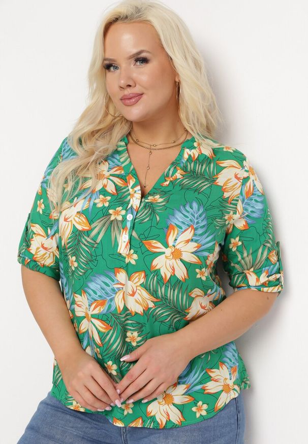 Born2be - Zielona Wiskozowa Bluzka w Kwiaty Nireta. Kolor: zielony. Materiał: wiskoza. Wzór: kwiaty