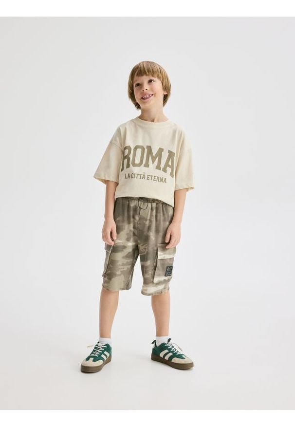 Reserved - Szorty cargo - beżowy. Kolor: beżowy. Materiał: dzianina, bawełna. Styl: klasyczny