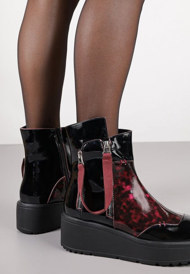 Renee - Czarno-Czerwone Botki Lakierowane Vices na Koturnie i Platformie Ozdobione Suwakiem Gattie. Okazja: na co dzień. Kolor: czarny. Materiał: lakier. Wzór: aplikacja. Obcas: na koturnie. Styl: casual, elegancki