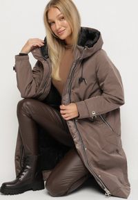 Born2be - Brązowa Pudełkowa Kurtka Typu Parka z Kapturem i Kieszeniami Kaithraea. Typ kołnierza: kaptur. Kolor: brązowy. Materiał: jeans. Sezon: zima. Styl: klasyczny, elegancki #5