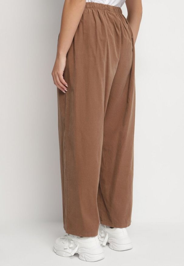 Born2be - Brązowe Szerokie Spodnie z Bawełny z Wysokim Stanem Florili. Okazja: na co dzień. Stan: podwyższony. Kolor: brązowy. Materiał: bawełna. Sezon: wiosna, lato. Styl: elegancki, klasyczny, casual