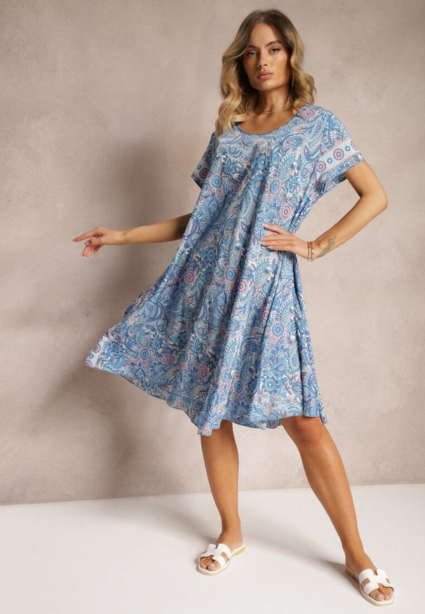 Renee - Niebieska Sukienka Boho z Wiskozy z Cienkim Paskiem w Talii Rivasea. Kolor: niebieski. Materiał: wiskoza. Długość rękawa: krótki rękaw. Wzór: paisley. Typ sukienki: rozkloszowane. Styl: boho