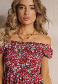 Renee - Czerwona Wiskozowa Sukienka Midi o Fasonie Hiszpanki w Kwiatowy Print Gerlia. Typ kołnierza: dekolt hiszpanka. Kolor: czerwony. Materiał: wiskoza. Wzór: kwiaty, nadruk. Długość: midi #2