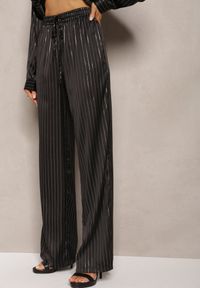 Renee - Czarne Szerokie Spodnie z Gumką w Talii i Błyszczącym Wzorem w Paski Zoyama. Kolor: czarny. Wzór: paski #3