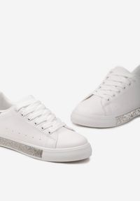Born2be - Biało-Różowe Sneakersy Butteria. Kolor: biały. Materiał: materiał. Wzór: jednolity, aplikacja #3