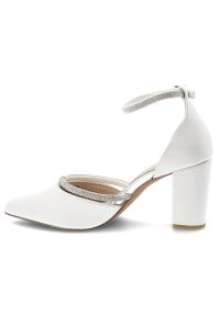 Czółenka damskie Marco Tozzi, ze skóry naturalnej na stabilnym słupku zapewniającym wygodę z paskiem wokół kostki poprawiającym dopasowanie i stabiln. Okazja: na ślub cywilny, na wesele, na imprezę. Zapięcie: pasek. Kolor: biały. Szerokość cholewki: normalna. Materiał: skóra. Sezon: lato. Obcas: na słupku. Styl: elegancki. Wysokość obcasa: średni #9