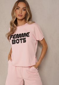 Renee - Różowy T-shirt z Nadrukiem Napisu Dezerine. Okazja: na co dzień. Kolor: różowy. Materiał: jeans. Wzór: napisy, nadruk. Styl: klasyczny, casual