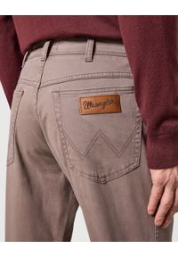 Wrangler - WRANGLER MĘSKIE SPODNIE MATERIAŁOWE TEXAS IRON 112356884. Materiał: materiał