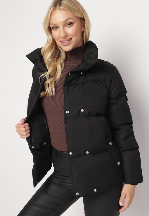 Born2be - Czarna Kurtka Pikowana ze Stójką Astasia. Typ kołnierza: kołnierzyk stójkowy. Kolor: czarny. Wzór: jednolity. Sezon: zima, jesień. Styl: elegancki
