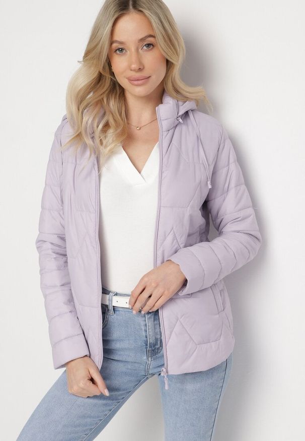 Born2be - Jasnofioletowa Pikowana Kurtka z Odpinanym Kapturem Noridi. Okazja: na co dzień. Kolor: fioletowy. Materiał: jeans. Styl: klasyczny, elegancki, casual