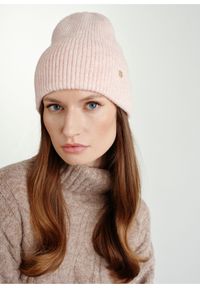 Ochnik - Pudroworóżowa czapka zimowa damska. Kolor: różowy. Materiał: poliester. Sezon: zima #1
