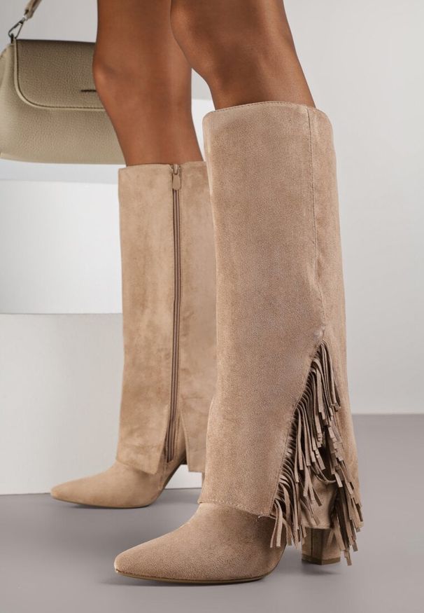 Renee - Ciemnobeżowe Kozaki na Słupkowym Obcasie z Cholewką Imitującą Nogawkę z Frędzlami Linafela. Kolor: beżowy. Materiał: zamsz, koronka. Szerokość cholewki: normalna. Obcas: na obcasie. Styl: elegancki. Wysokość obcasa: średni