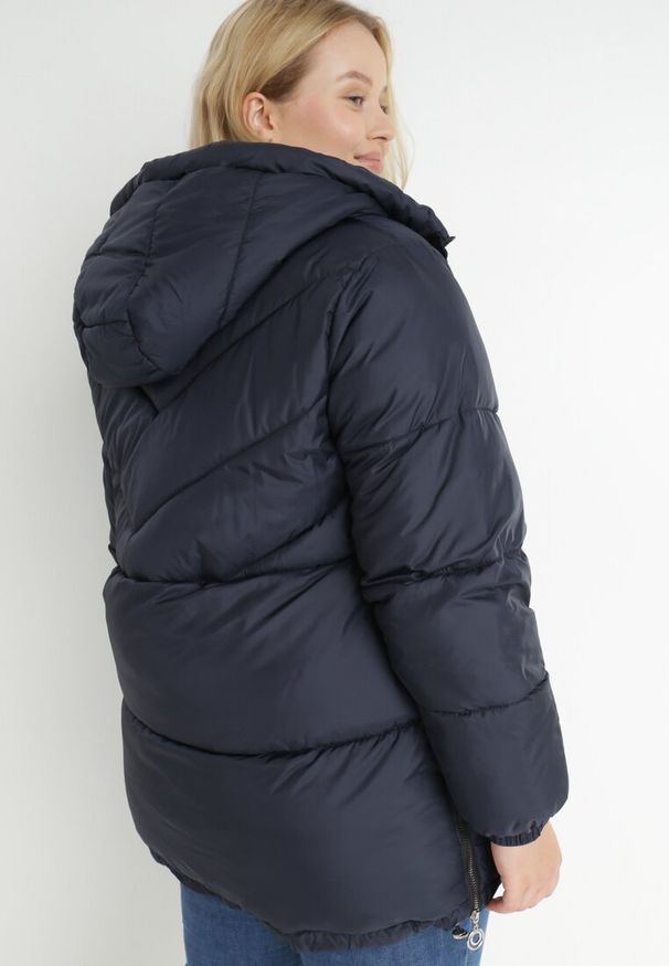 Born2be - Granatowa Kurtka Pikowana z Kapturem Lannea. Typ kołnierza: kaptur. Kolekcja: plus size. Kolor: niebieski. Materiał: jeans. Długość rękawa: długi rękaw. Długość: długie