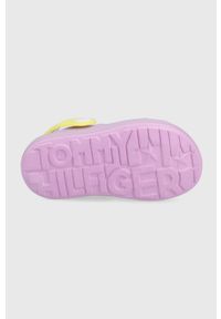 TOMMY HILFIGER - Tommy Hilfiger Klapki dziecięce kolor fioletowy. Kolor: fioletowy. Materiał: materiał, guma