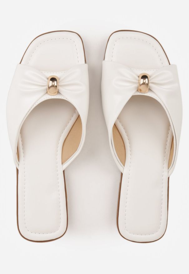 Born2be - Białe Płaskie Klapki z Metaliczną Aplikacją na Marszczonym Pasku Lilaya. Okazja: na co dzień. Kolor: biały. Materiał: len. Wzór: aplikacja. Styl: casual, elegancki