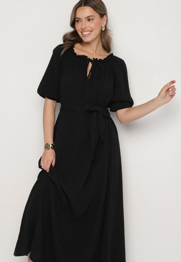 Born2be - Czarna Trapezowa Muślinowa Sukienka z Bawełny z Paskiem i Gumką w Talii Vimarinn. Okazja: na co dzień. Typ kołnierza: dekolt hiszpanka. Kolor: czarny. Materiał: bawełna. Typ sukienki: trapezowe. Styl: casual