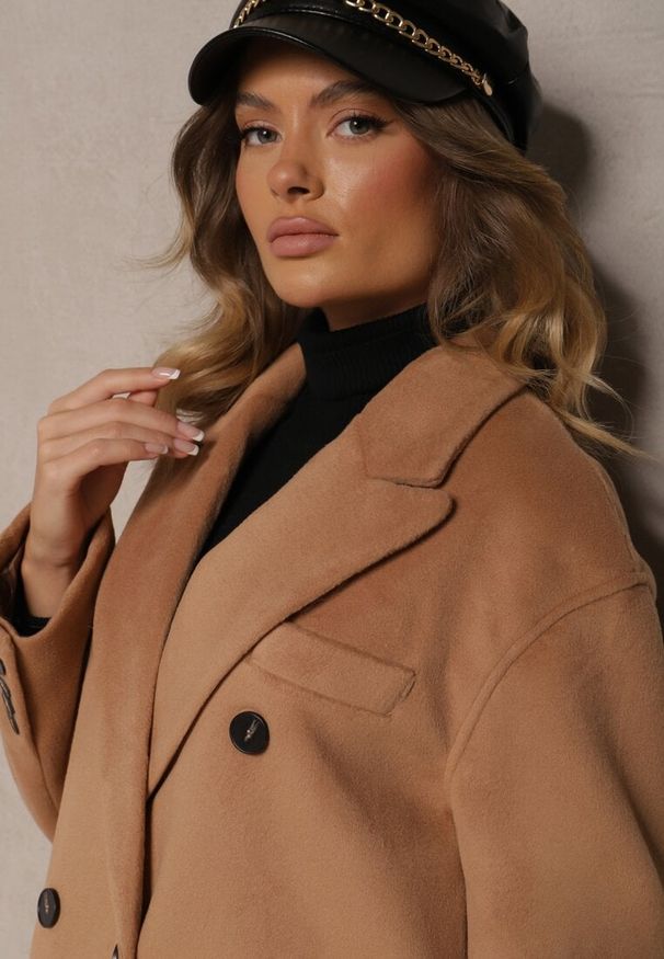 Renee - Beżowy Klasyczny Płaszcz Dwurzędowy z Kieszeniami Tereti. Okazja: na co dzień. Kolor: beżowy. Materiał: jeans. Styl: klasyczny