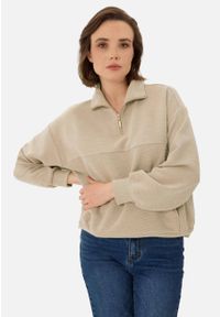 Volcano - Prążkowana bluza ze stójką B-MOXI. Okazja: na co dzień. Typ kołnierza: kołnierzyk stójkowy. Kolor: beżowy. Materiał: prążkowany. Długość: krótkie. Wzór: haft. Styl: casual #1