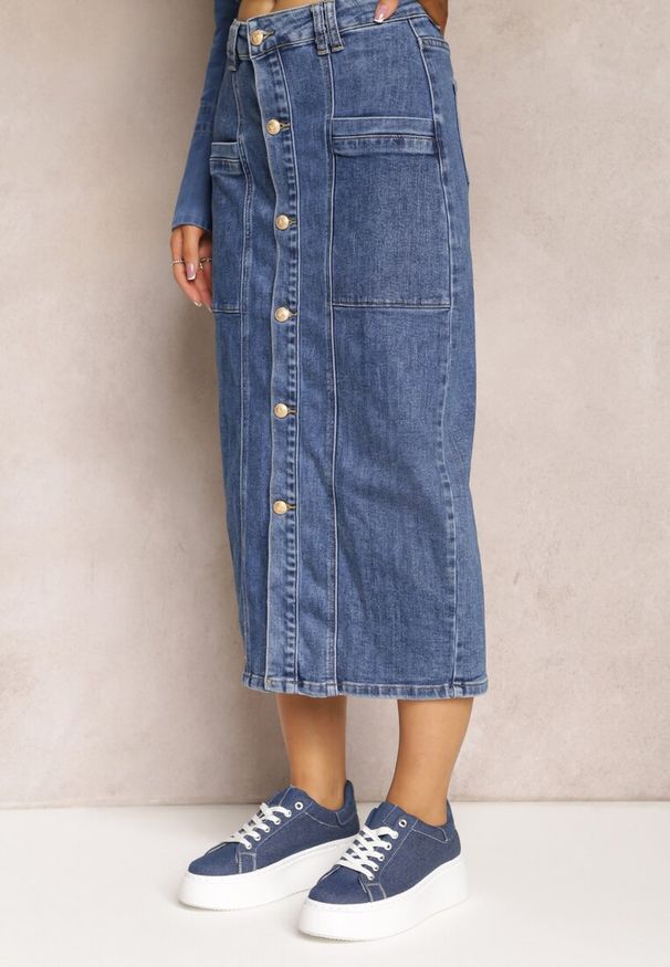 Renee - Niebieska Jeansowa Spódnica Midi Zapinana na Guziki Mimmera. Okazja: na spacer, na co dzień. Stan: podwyższony. Kolor: niebieski. Materiał: jeans. Styl: elegancki, casual, klasyczny