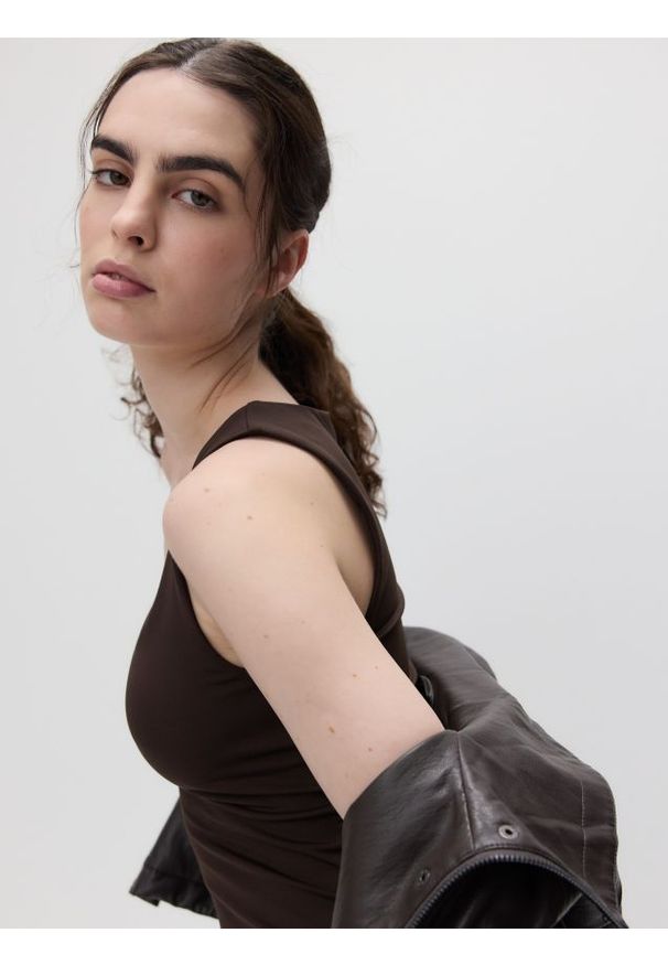 Reserved - Gładki top - ciemnobrązowy. Kolor: brązowy. Materiał: dzianina. Wzór: gładki