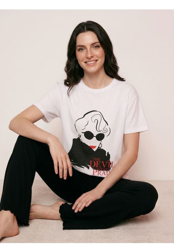 Sinsay - Bawełniana piżama dwuczęściowa z nadrukiem The Devil Wears Prada - biały. Kolor: biały. Materiał: bawełna. Wzór: nadruk