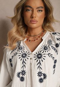 Renee - Biała Wiskozowa Bluzka Ozdobiona Haftem Felsekia. Okazja: na co dzień. Typ kołnierza: dekolt w kształcie V. Kolor: biały. Długość: długie. Wzór: aplikacja, haft. Materiał: wiskoza. Długość rękawa: długi rękaw. Sezon: lato, wiosna. Styl: klasyczny, elegancki, casual