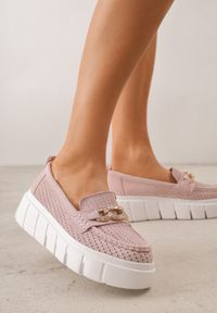 Born2be - Różowe Skórzane Mokasyny na Grubej Podeszwie Zdobione Perforacją i Łańcuszkiem Ariuk. Okazja: na co dzień, do pracy. Kolor: różowy. Materiał: skóra. Wzór: aplikacja. Styl: casual, elegancki #7